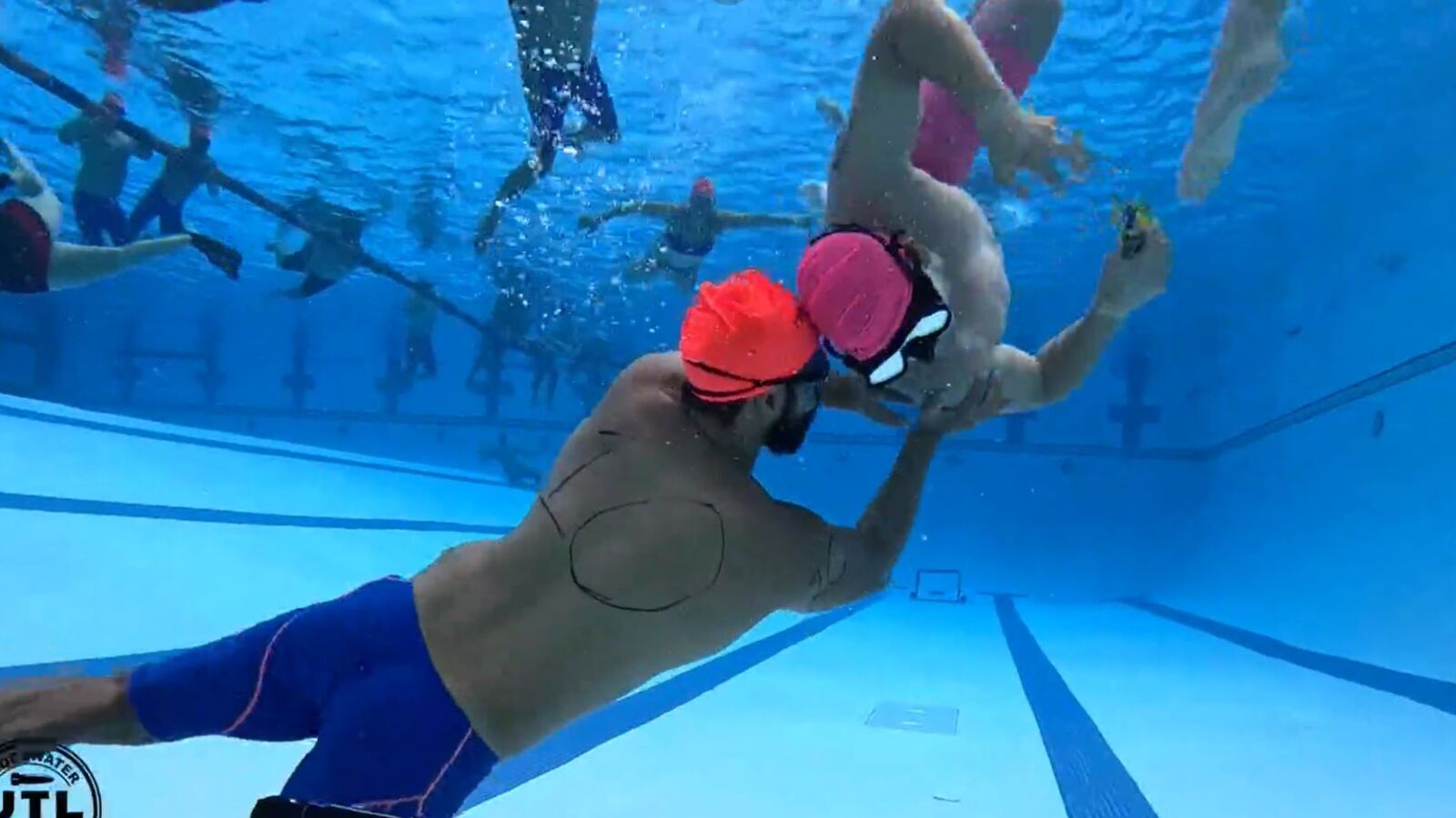 Underwater Torpedo, el nuevo deporte subacuático que surgió en los Navy Seals