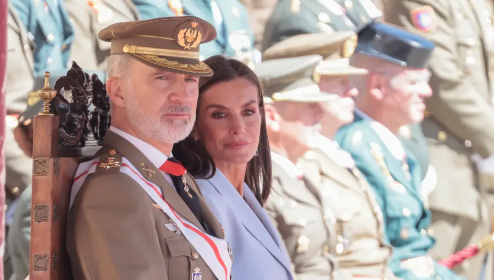 Los reyes Felipe y Letizia en el homenaje por el 40 aniversario de su jura de bandera