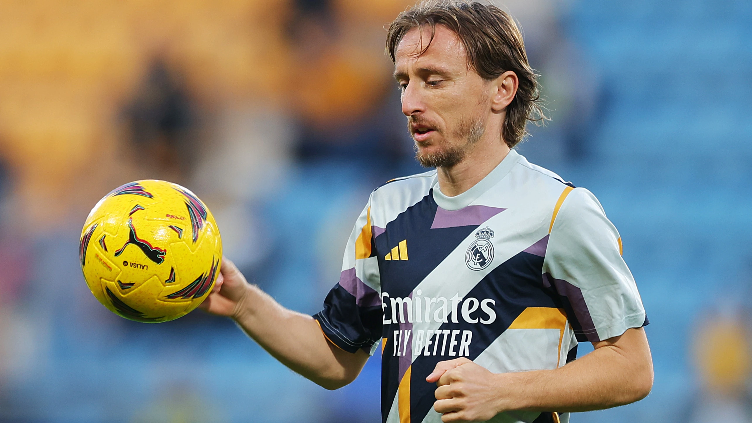 Luka Modric calienta en la previa del Cádiz-Real Madrid de LaLiga EA Sports 2023-2024 Luka Modric calienta en la previa del Cádiz-Real Madrid de LaLiga EA Sports 2023-2024