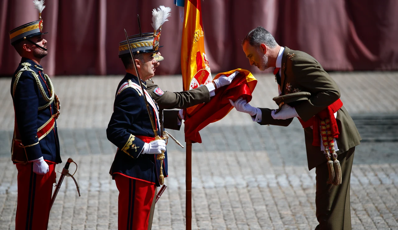 El rey Felipe jura de bandera por el 40 aniversario de su promoción del Ejército de Tierra