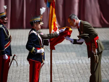 El rey Felipe jura de bandera por el 40 aniversario de su promoción del Ejército de Tierra El rey Felipe jura de bandera por el 40 aniversario de su promoción del Ejército de Tierra