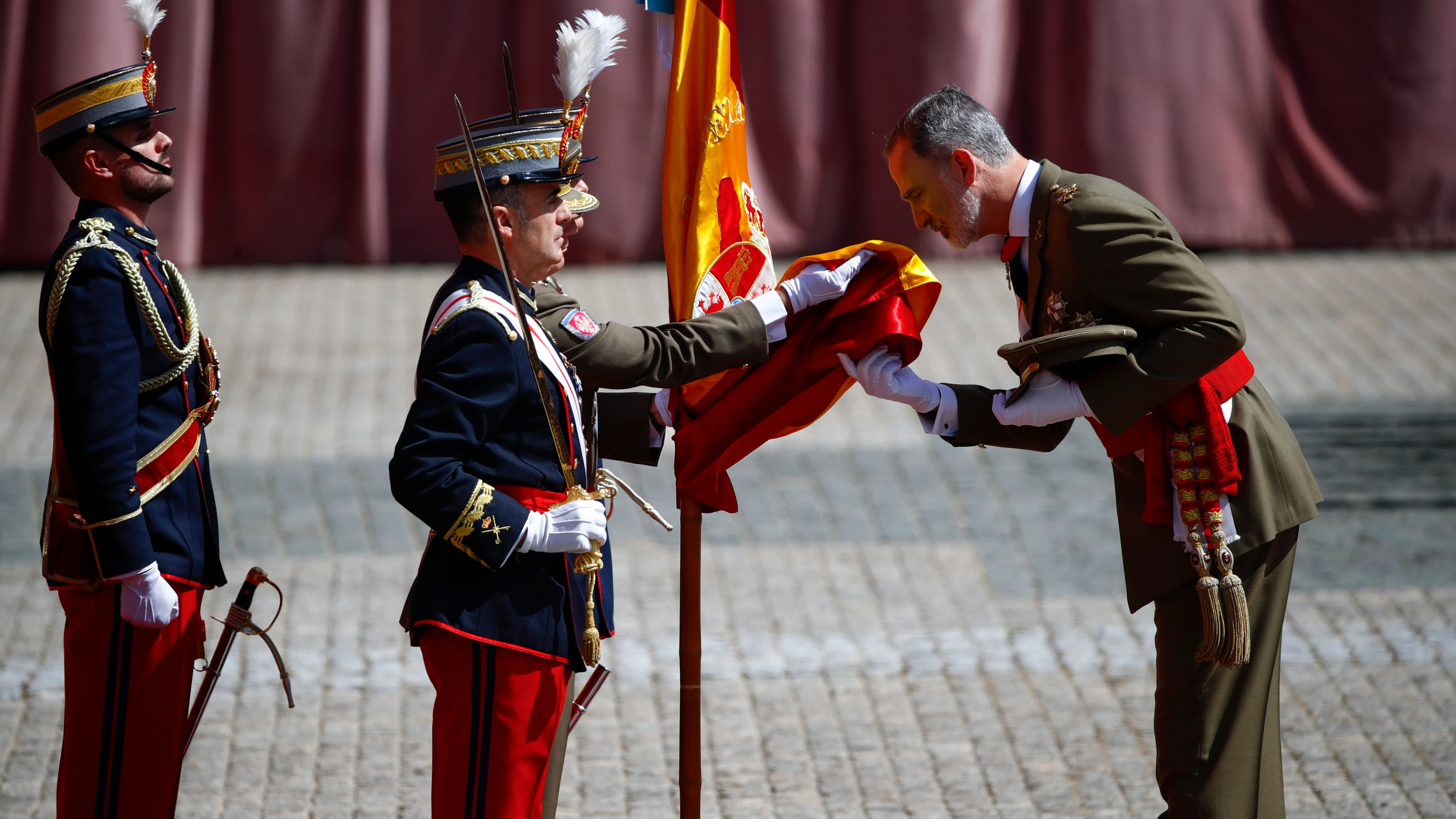 El rey Felipe jura de bandera por el 40 aniversario de su promoci&oacute;n del Ej&eacute;rcito de Tierra