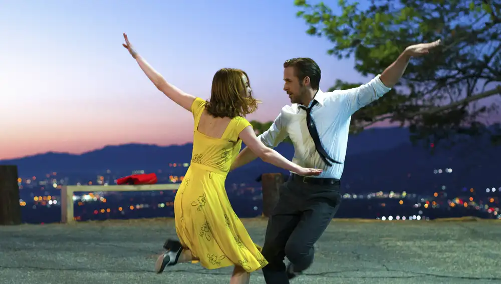 Emma Stone y Ryan Gosling bailando en una escena de La La Land