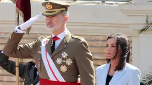 El rey Felipe jura bandera de nuevo 40 años después junto a la reina Letizia
