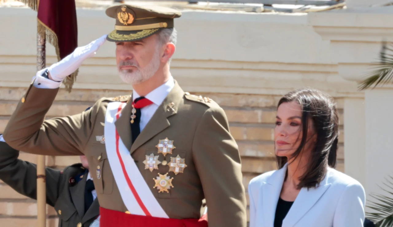 El rey Felipe jura bandera de nuevo 40 años después junto a la reina Letizia