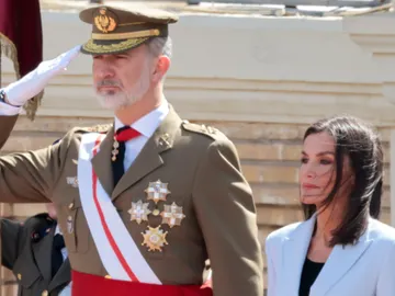 El rey Felipe jura bandera de nuevo 40 años después junto a la reina Letizia El rey Felipe jura bandera de nuevo 40 años después junto a la reina Letizia