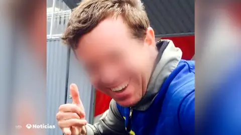 Muere un piloto acrobático tras estamparse un buitre contra su avioneta en Alcázar de San Juan Muere un piloto acrobático tras estamparse un buitre contra su avioneta en Alcázar de San Juan