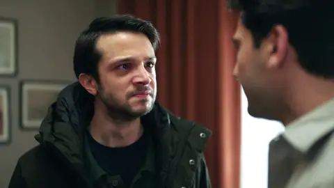 Çinar se marcha de casa tras escuchar el último mensaje de su padre y descubrir que Ilgaz le mintió Çinar se marcha de casa tras escuchar el último mensaje de su padre y descubrir que Ilgaz le mintió