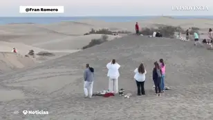 Invasión de turistas en las dunas de Maspalomas