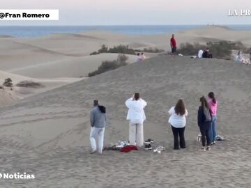 Invasión de turistas en las dunas de Maspalomas