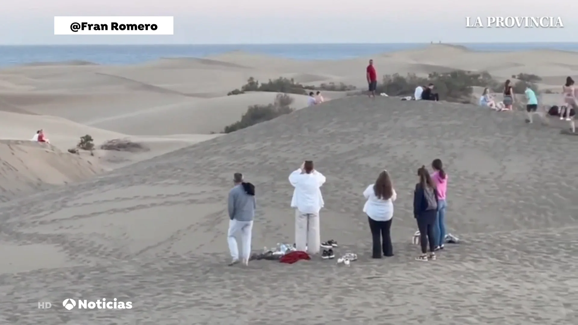 Invasión de turistas en las dunas de Maspalomas Invasión de turistas en las dunas de Maspalomas