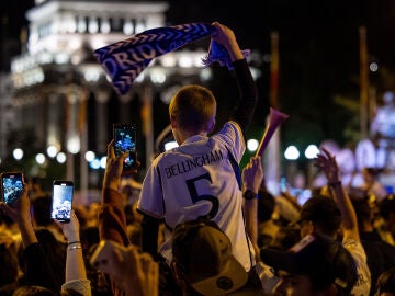 Aficionados del Real Madrid celebran el título de Liga el sábado 4 por la noche