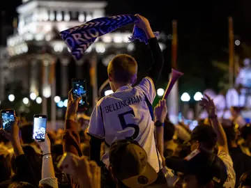 Aficionados del Real Madrid celebran el título de Liga el sábado 4 por la noche Aficionados del Real Madrid celebran el título de Liga el sábado 4 por la noche
