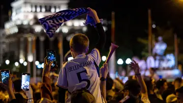 Aficionados del Real Madrid celebran el título de Liga el sábado 4 por la noche