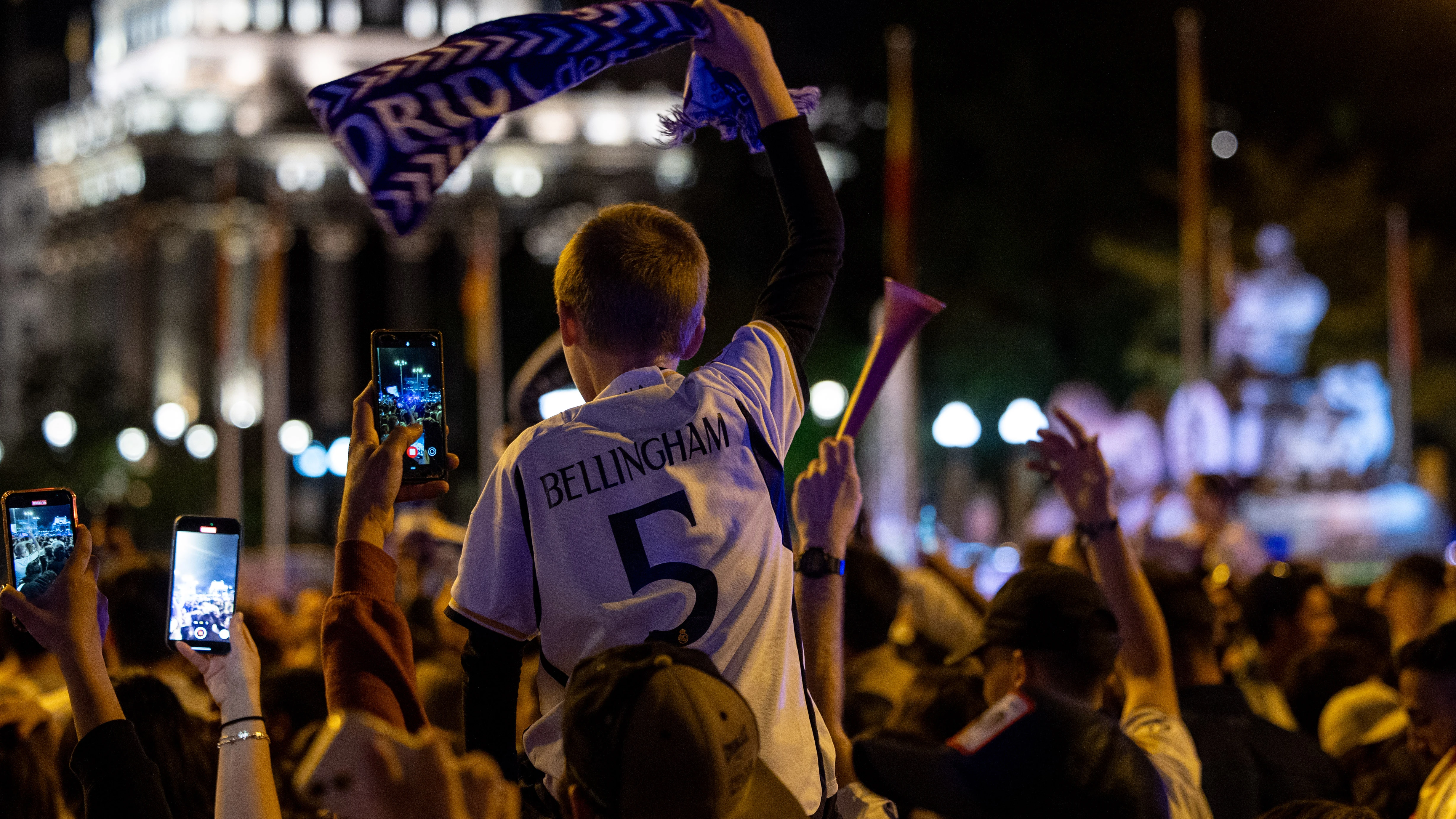 Aficionados del Real Madrid celebran el título de Liga el sábado 4 por la noche Aficionados del Real Madrid celebran el título de Liga el sábado 4 por la noche