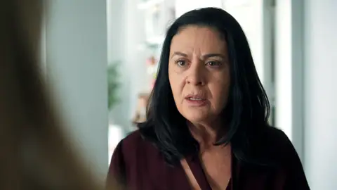 Gül llora en silencio la muerte de Metin mientras sus hijas empiezan a sospechar sobre la relación que realmente le unía al padre de Ilgaz Gül llora en silencio la muerte de Metin mientras sus hijas empiezan a sospechar sobre la relación que realmente le unía al padre de Ilgaz