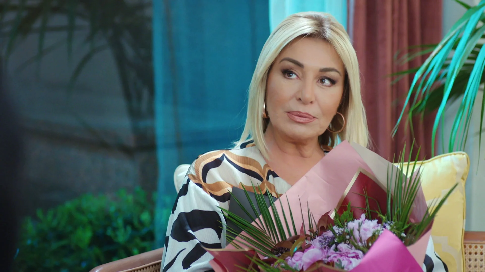 Hasan Ali sorprende a Feride con un ramo de flores, ¿conseguirá reconquistarla? Hasan Ali sorprende a Feride con un ramo de flores, ¿conseguirá reconquistarla?