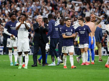 Los jugadores del Real Madrid celebran la victoria ante el Cádiz