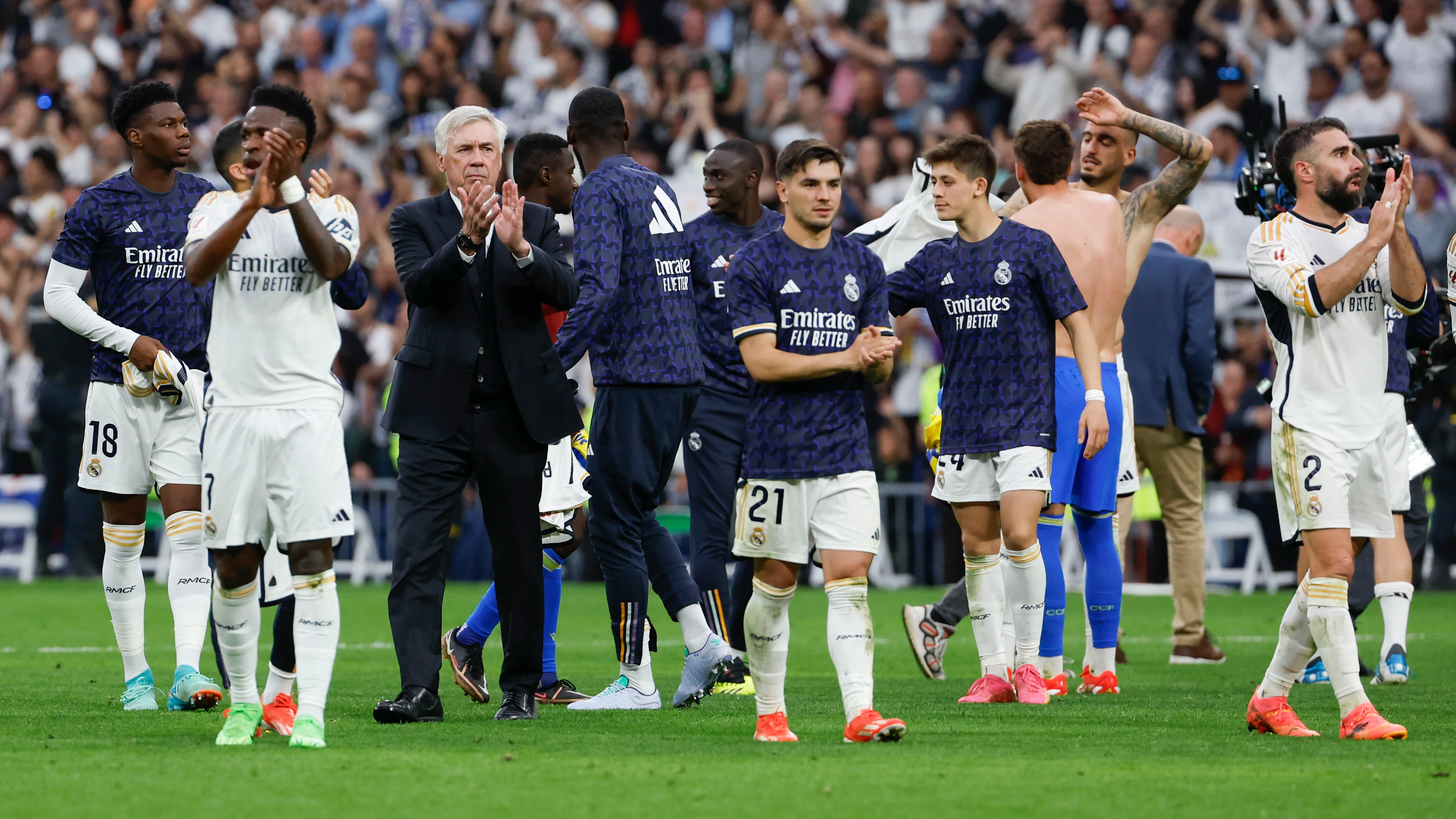 Los jugadores del Real Madrid celebran la victoria ante el C&aacute;diz