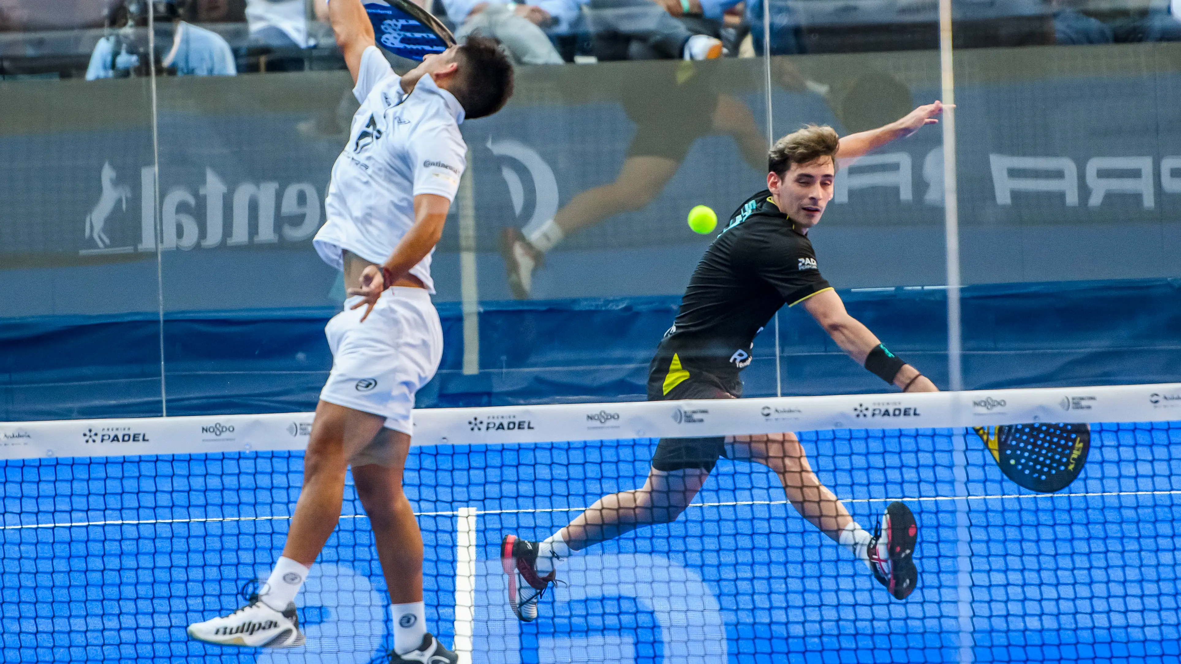 Fede Chingotto remata una pelota ante Franco Stupaczuk Fede Chingotto remata una pelota ante Franco Stupaczuk