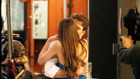 Chris Evans y Dakota Johnson besándose en el rodaje de Materialists