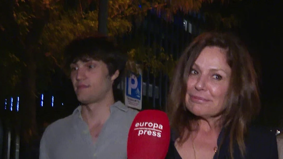 Nuria Gonz&aacute;lez, junto a su hijo en Madrid