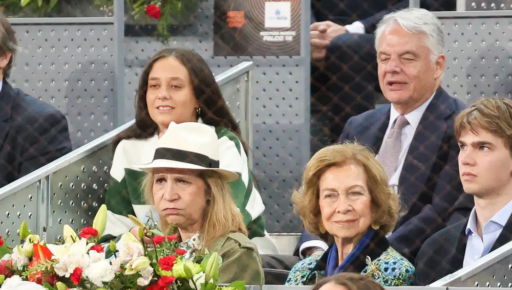 Victoria Federica, con su madre la infanta Elena, la reina Sofía y Miguel Urdangarin