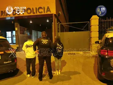 Padres detenidos por abandonar a su hijo en la calle para irse a una discoteca en Murcia Padres detenidos por abandonar a su hijo en la calle para irse a una discoteca en Murcia