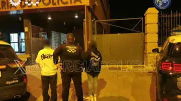 Padres detenidos por abandonar a su hijo en la calle para irse a una discoteca en Murcia