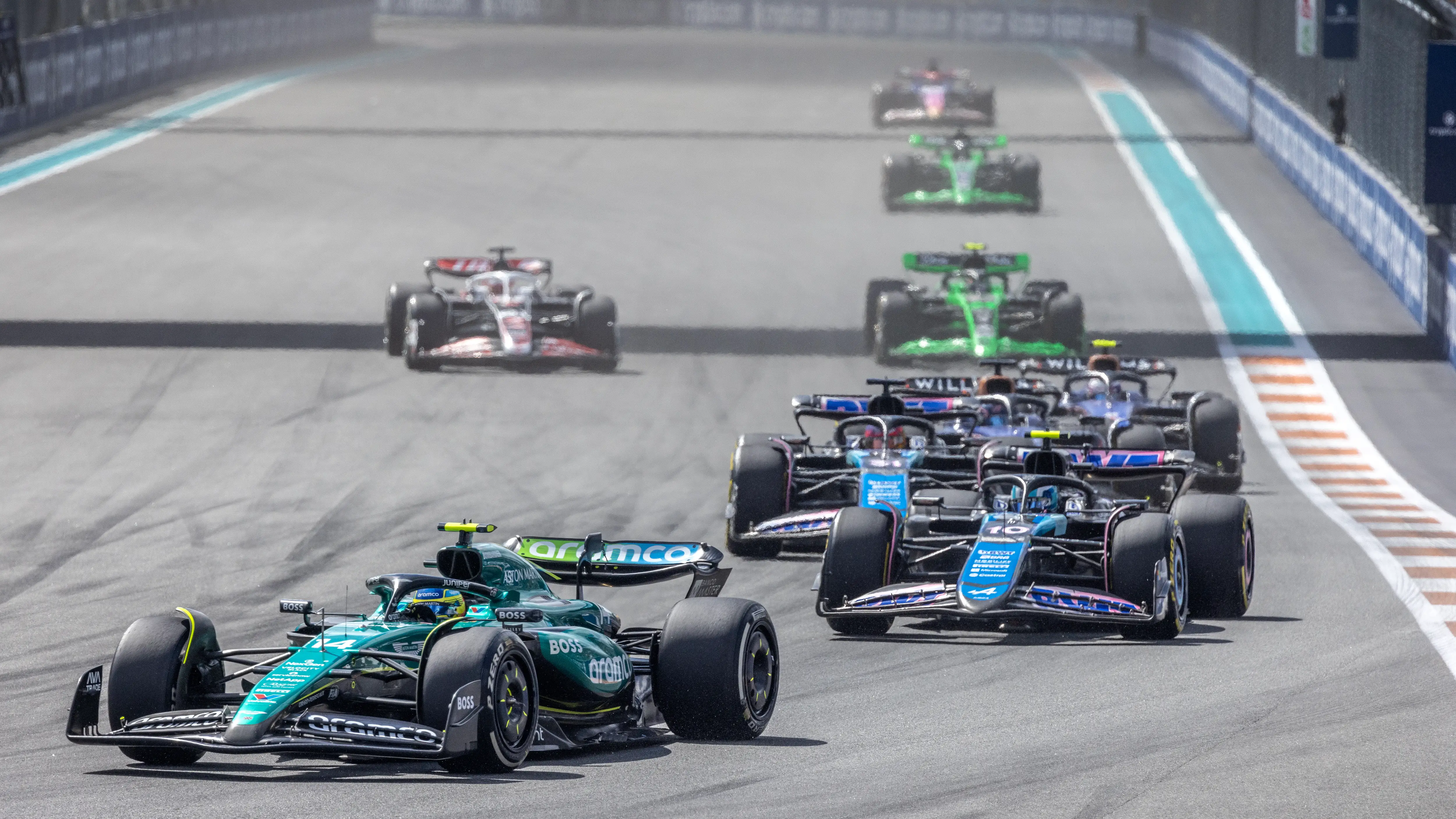 Fernando Alonso y Esteban Ocon luchando por una posición en el GP de Miami Fernando Alonso y Esteban Ocon luchando por una posición en el GP de Miami