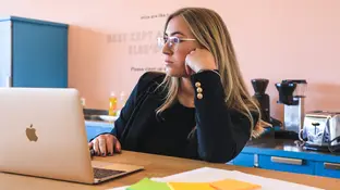 Mujer trabajando en una oficina Mujer trabajando en una oficina