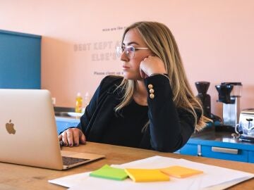 Mujer trabajando en una oficina