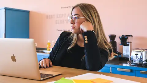 Mujer trabajando en una oficina Mujer trabajando en una oficina