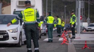 Imagen de un control preventivo de la Agrupaci&oacute;n de Tr&aacute;fico de la Guardia Civil