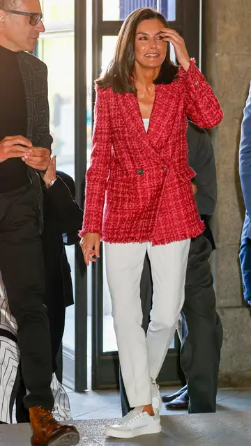 La reina Letizia llega cojeando al Teatro Real La reina Letizia llega cojeando al Teatro Real