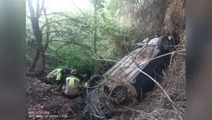 El coche conducido por un menor de 16 años cae por un barranco
