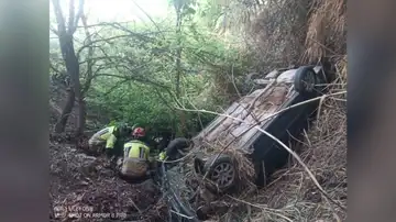 El coche conducido por un menor de 16 años cae por un barranco