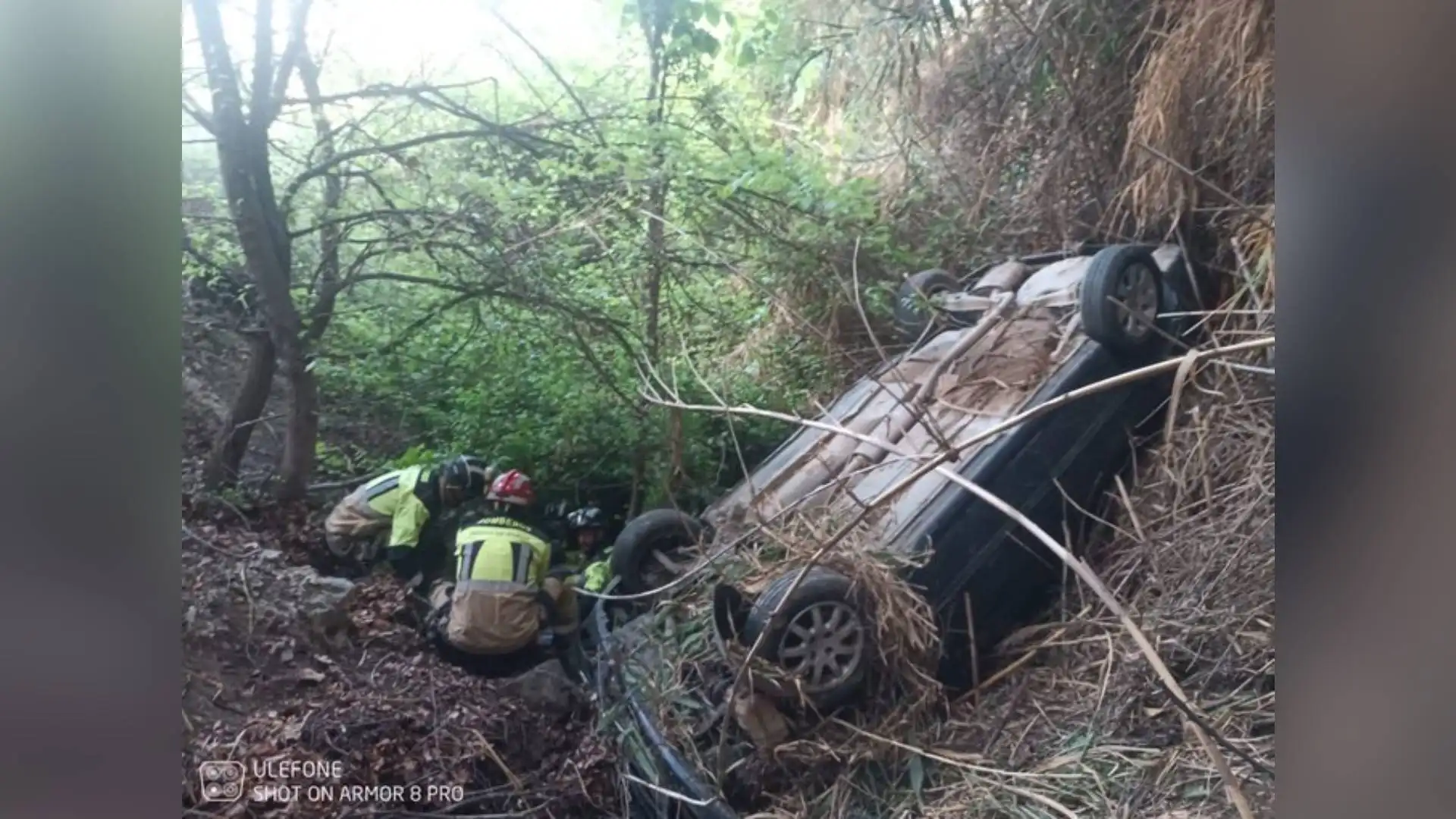 El coche conducido por un menor de 16 años cae por un barranco El coche conducido por un menor de 16 años cae por un barranco