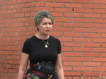 La madre de Antonio Tejado saliendo de prisión La madre de Antonio Tejado saliendo de prisión