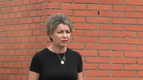 La madre de Antonio Tejado saliendo de prisión La madre de Antonio Tejado saliendo de prisión