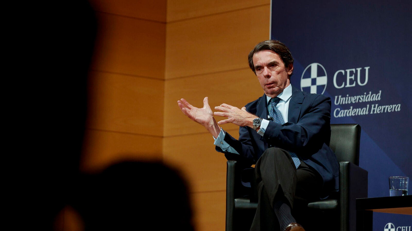 Aznar llama 