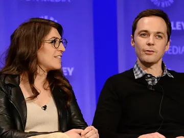 Mayim Bialik y Jim Parsons Mayim Bialik y Jim Parsons