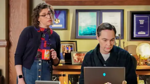 Mayim Bialik y Jim Parsons en El joven Sheldon Mayim Bialik y Jim Parsons en El joven Sheldon