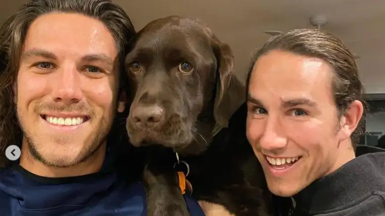 Los hermanos australianos junto a su perro Los hermanos australianos junto a su perro