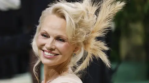 Pamela Anderson en la Gala MET Pamela Anderson en la Gala MET