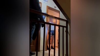 VÍDEO: Agrede a su padre y amenaza a la Policía con armas blancas en Zaragoza