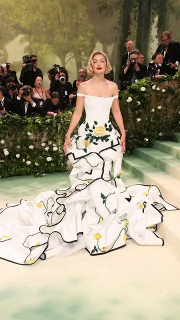 Gigi Hadid, con diseño de Thom Browne Gigi Hadid, con diseño de Thom Browne