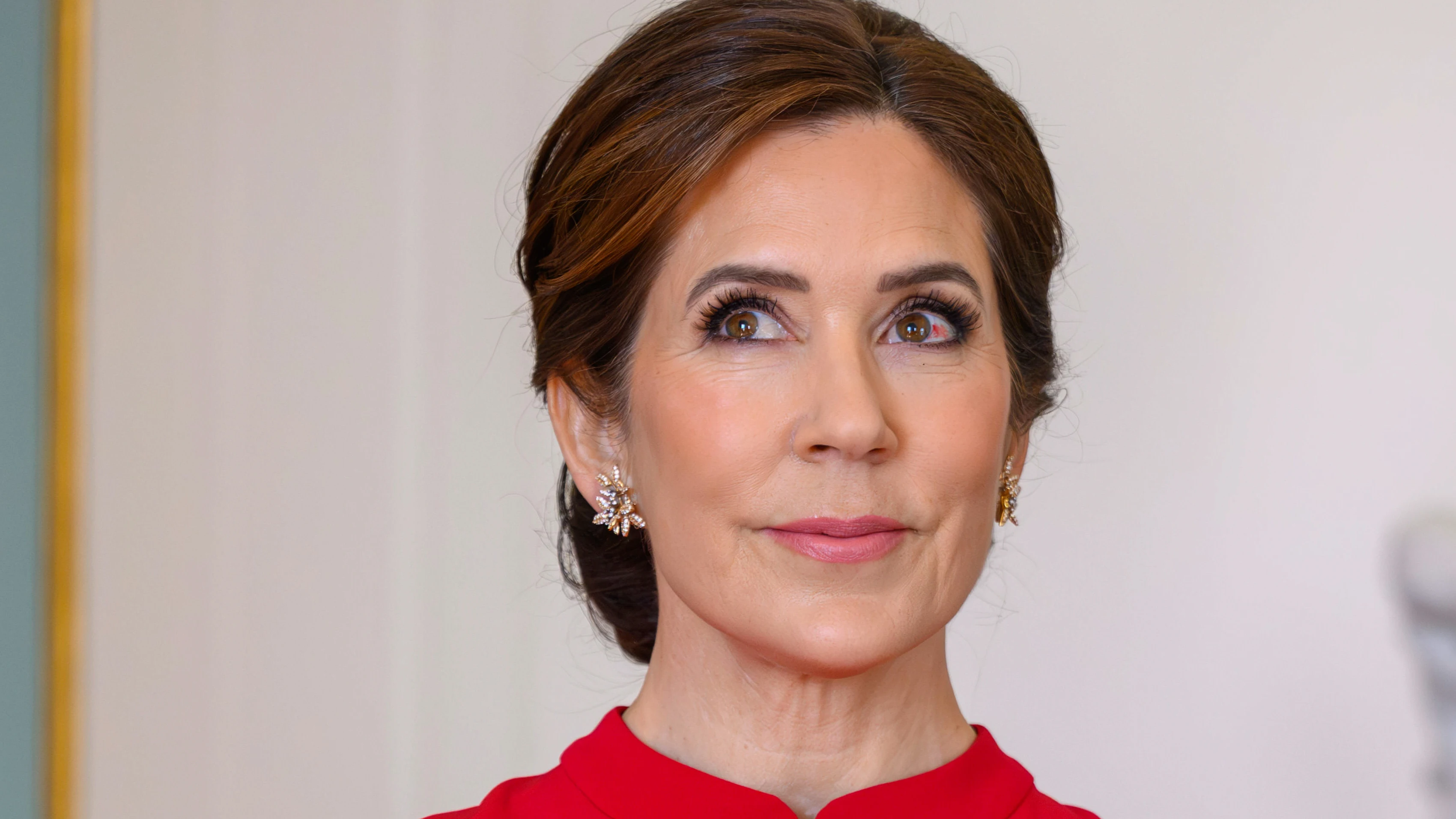 Mary de Dinamarca con un derrame en el ojo en su viaje a Suecia