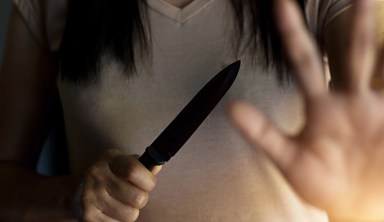 Mujer con un cuchillo en la mano