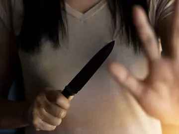 Mujer con un cuchillo en la mano Mujer con un cuchillo en la mano